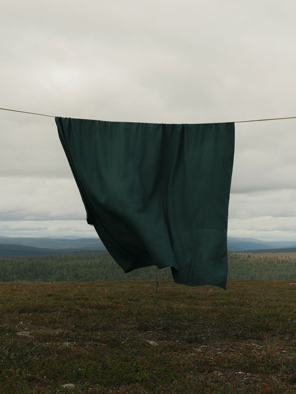 Tumman vihreä lakana 100% hamppukankaasta tunturimaisemassa