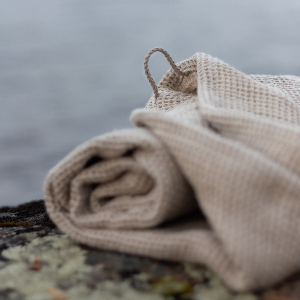 Vohvelikylpypyyhkeen ripustusnyöri hampusta.