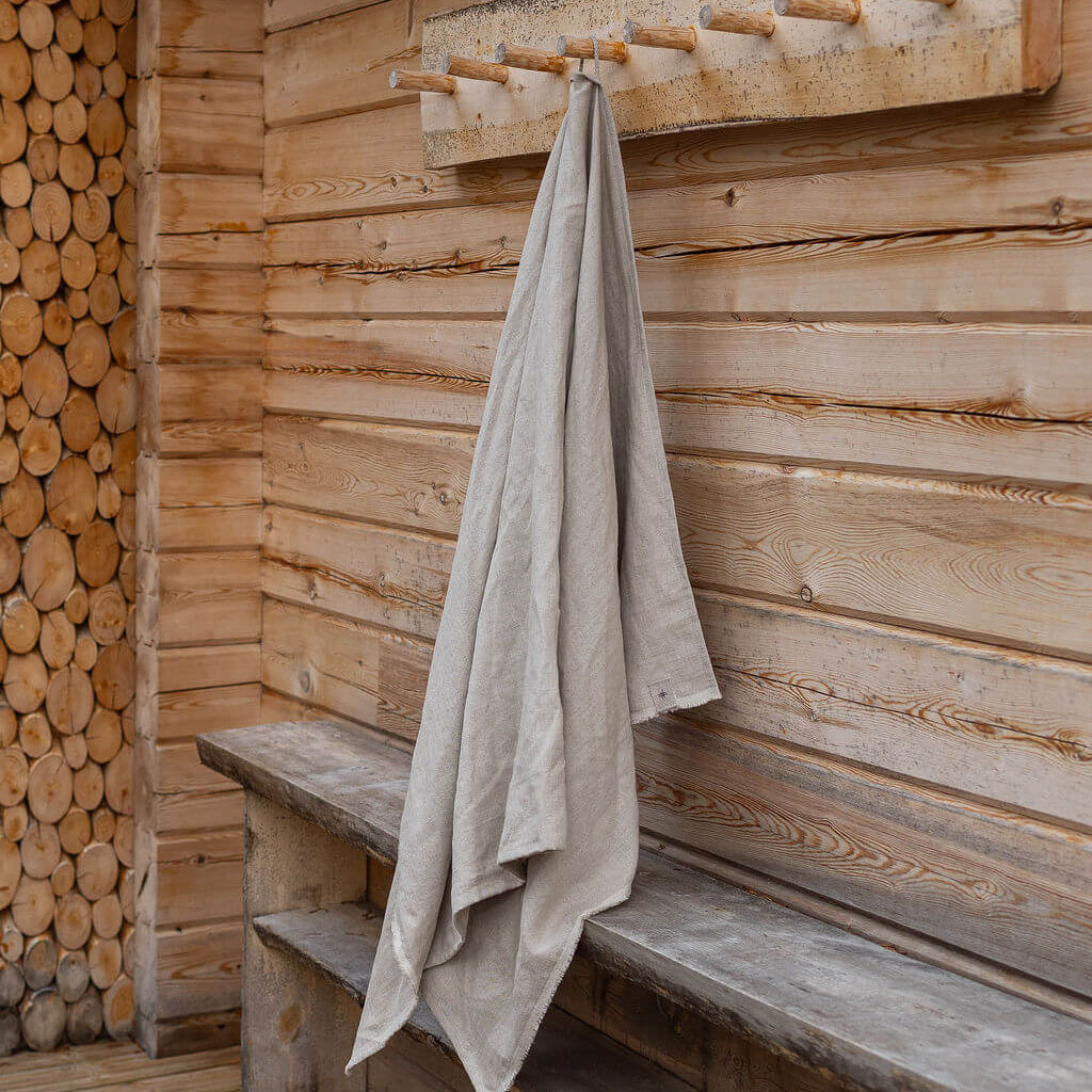 Värjäämätön beige hamppupyyhe uintiin, retkelle, saunaan.