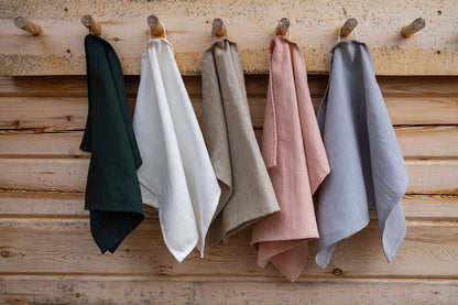 Hamppukäsipyyhkeen kaikki värit: vihreä, valkoinen, beige, roosa ja siniharmaa.