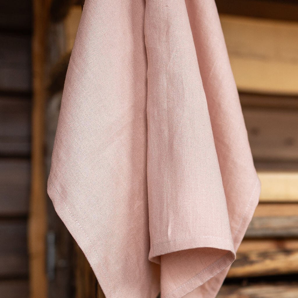 Roosan värinen käsipyyhe, kasvopyyhe tai keittiöpyyhe.