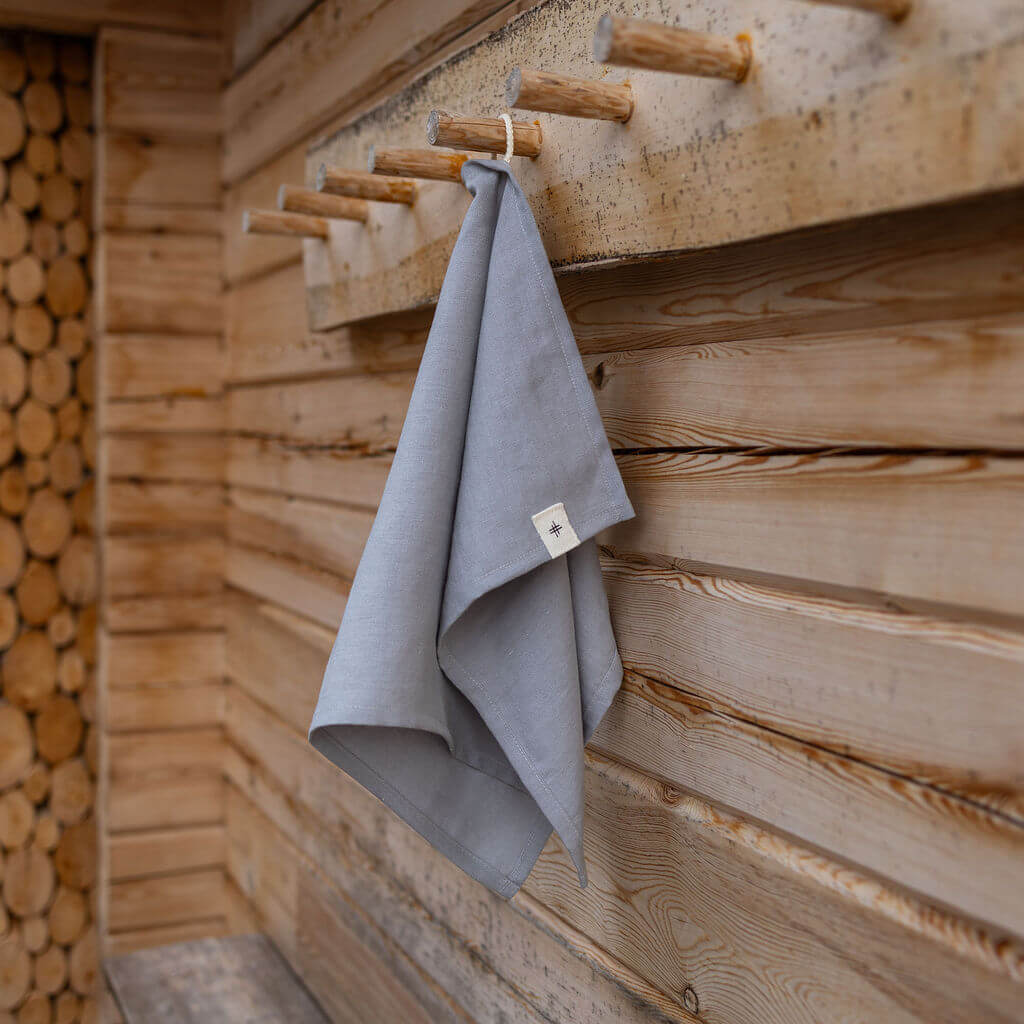 Siniharmaa hamppukäsipyyhe, joka muistuttaa pellavapyyhettä.