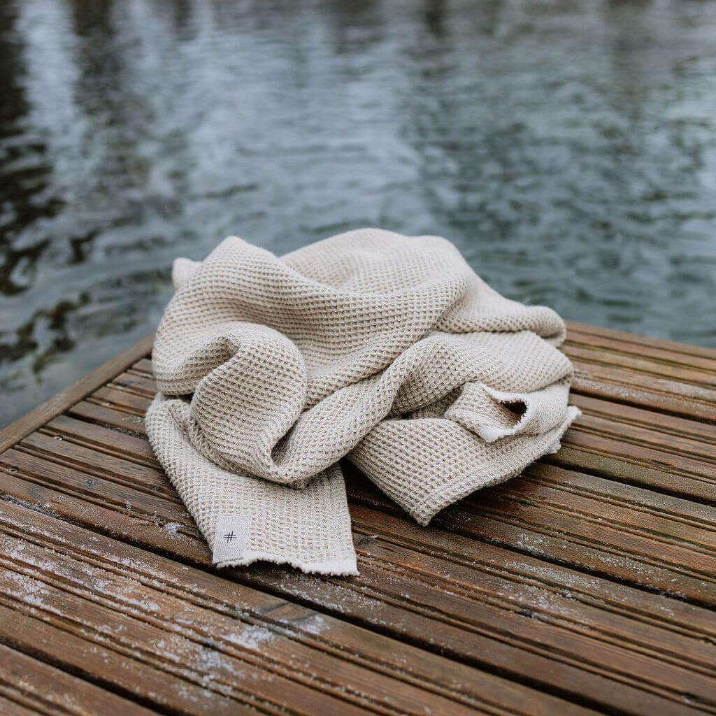 Kylpypyyhe ihanan paksua, pehmeää vohvelikangasta. Luonnonsävyinen beige.