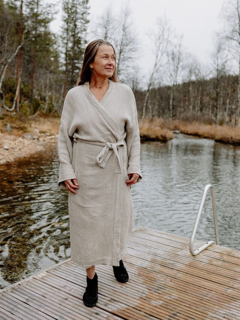 Naisella hamppukylpytakki kokoa XS-M