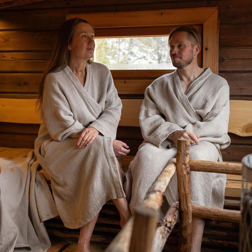 Vohvelikylpytakki sopii naiselle ja miehelle, saatavilla kahdessa reilussa koossa.