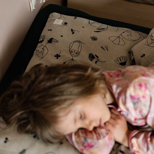 Lapsen tyynyliinassa 40x60cm on maanläheinen kuosi ja värjäämätön hamppukangas.