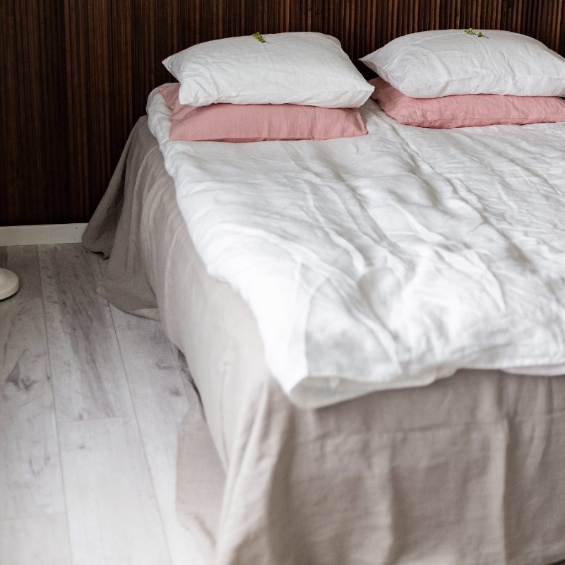 Iso parivuoteen lakana 280x260 cm sopii isoonkin sänkyyn. Tehty Suomessa.