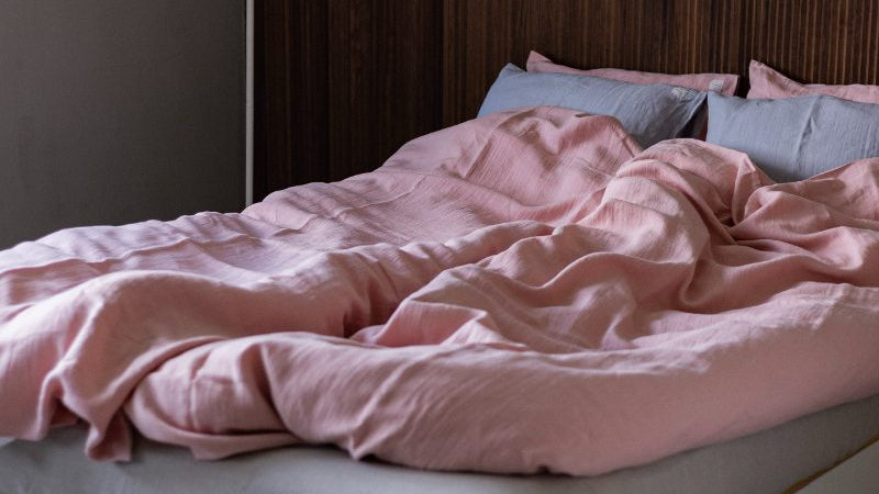 Hempeä roosan sävyinen pussilakana sopii 150x200 cm peitolle.