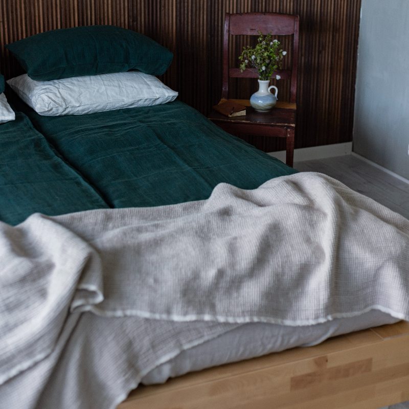 HEMPEA paksu torkkupeitto sopii sängyn päälle tai sohvalle.