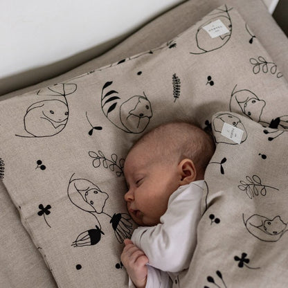 Vauvan tyynyliina 35x45 cm on ihanan pehmeää ja luonnollista hamppukangasta. Tehty Suomessa.